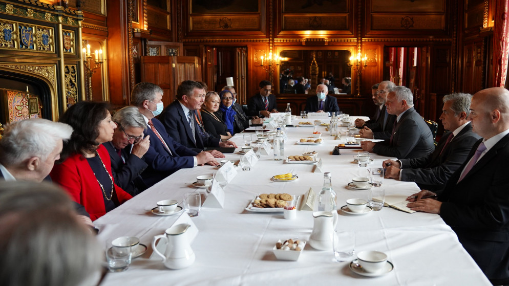 جلالة الملك عبدالله الثاني يلتقي أعضاء مجموعة الأردن في البرلمان البريطاني. (الديوان الملكي الهاشمي)