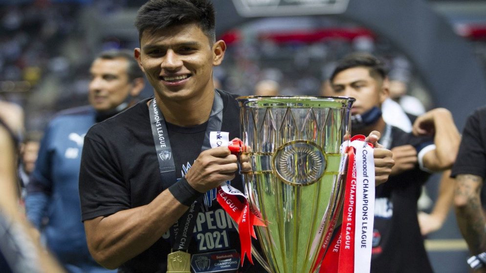 يحتفل لاعب مونتيري خيسوس جاياردو بالكأس بعد فوزه بدوري أبطال الكونكاكاف، المكسيك، في 28 أكتوبر 2021. (أ ف ب)