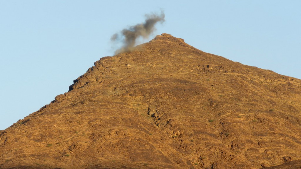 صورة مأخوذة من موقع يديره مقاتلون موالون للحكومة اليمنية المدعومة من السعودية تظهر الدخان يتصاعد .27 أكتوبر / تشرين الأول 2021.(أ ف ب)