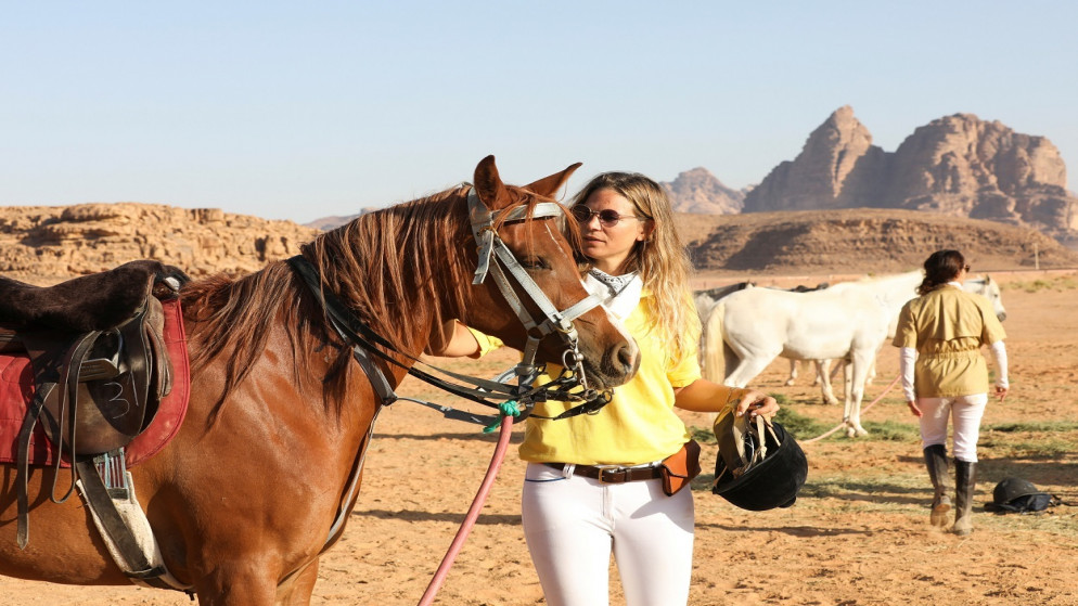 يشارك راكبو الخيول في "جالوبس"، وهو سباق للتوجيه والتحمل للفروسية، في صحراء وادي رم، الأردن، 25 تشرين الأول/أكتوبر 2021. (رويترز)