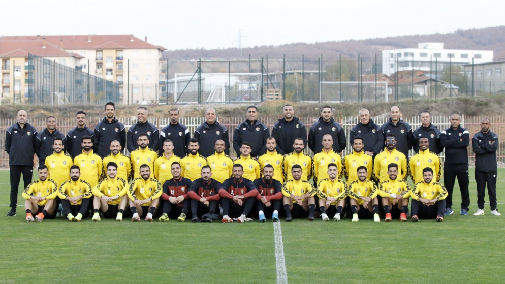 صورة جماعية للجهاز الفني ولاعبي المنتخب الوطني في المعسكر التدريبي في العاصمة بريشتينا. (اتحاد كرة القدم)