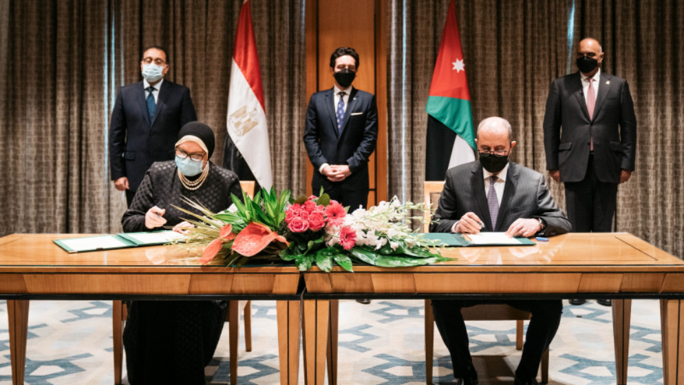 ولي العهد يشهد توقيع مذكرتي تفاهم وبرنامج تنفيذي بين الحكومتين الأردنية والمصرية (الديوان الملكي الهاشمي)