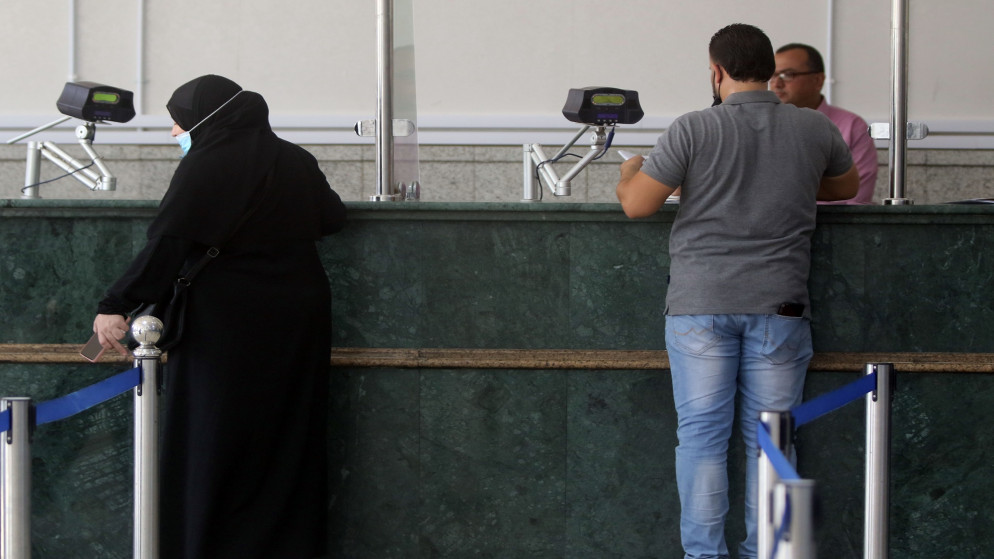 تفحص أوراق سفر مواطنين قبل التوجه إلى سوريا بعد إعادة فتح مركز حدود جابر-نصيب. (صلاح ملكاوي/ المملكة)