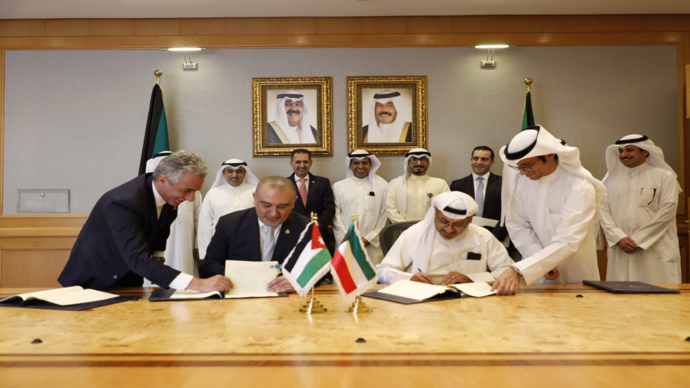 وزير التخطيط والتعاون الدولي ناصر الشريدة، خلال توقيع اتفاقيتي منحة وقرض مع الصندوق الكويتي للتنمية الاقتصادية العربية. (كونا)