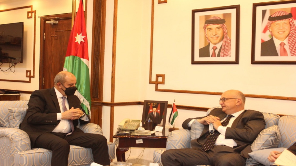 وزير الصناعة والتجارة والتموين يوسف الشمالي مع السفير الروسي لدى الأردن، غليب ديسياتنيكوف. (وزارة الصناعة والتجارة والتموين)