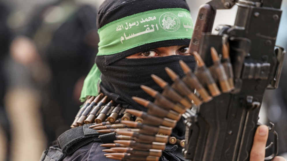 عنصر من كتائب عز الدين القسام الجناح العسكري لحركة حماس خلال عرض عسكري في مدينة غزة، 14 تشرين الثاني/نوفمبر 2021. (أ ف ب)