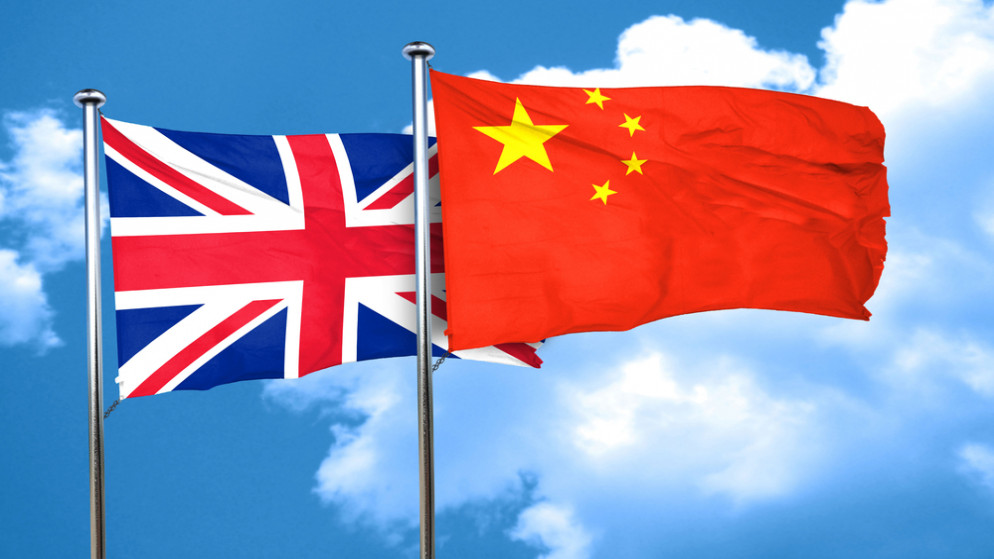 علما بريطانيا والصين. (shutterstock)