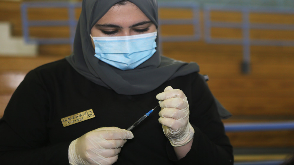حملة لتقديم اللقاح المضاد لفيروس كورونا المستجد في جامعة العلوم التطبيقية. (صلاح ملكاوي/ المملكة)