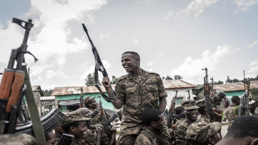 جندي من قوات الدفاع الوطني الإثيوبية يرفع سلاحه بعد إنهاء تدريبه في حقل دابات، على بعد 70 كيلومترًا شمال شرق مدينة جوندار في إثيوبيا. 14/09/2021. (أمانويل سيليشي/ أ ف ب)