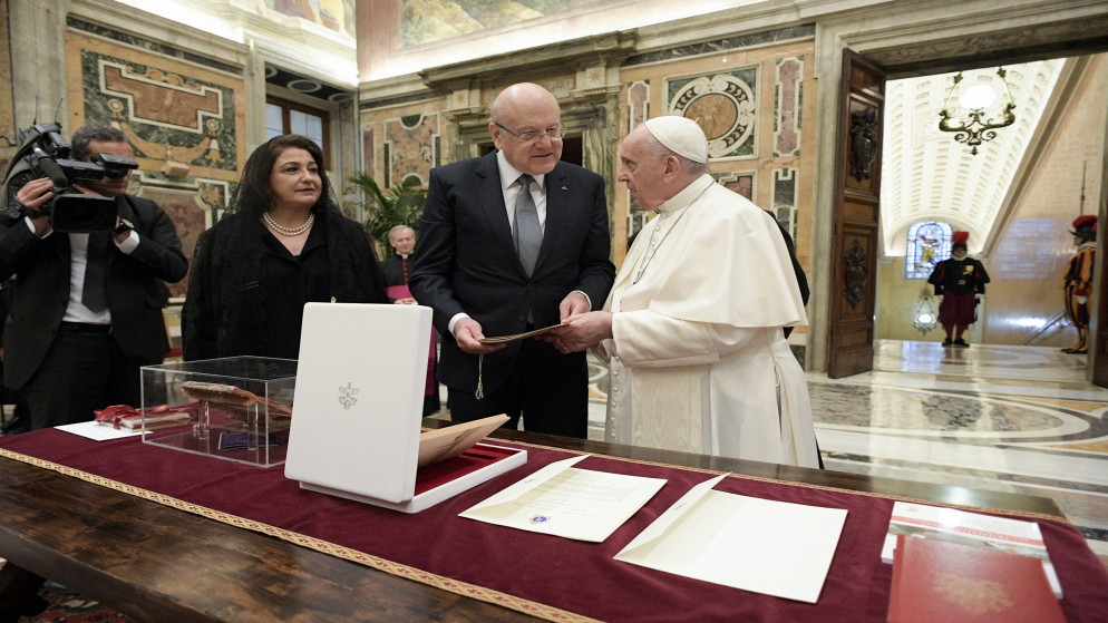 البابا فرنسيس خلال لقاء خاص مع رئيس الوزراء اللبناني نجيب ميقاتي في الفاتيكان. 25 تشرين الثاني/ نوفمبر 2021. (أ ف ب)