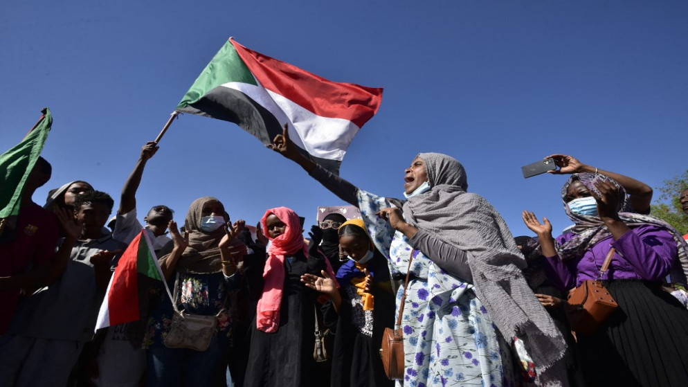 متظاهرون سودانيون في منطقة جبرا المزدحمة بجنوب الخرطوم .25 تشرين الثاني/نوفمبر 2021.(أ ف ب)
