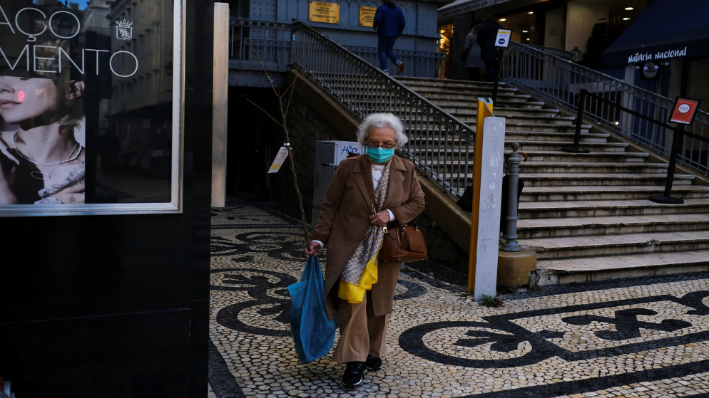 امرأة ترتدي كمامة واقية في العاصمة البرتغالية لشبونة، 25 تشرين الثاني/نوفمبر 2021. (رويترز)