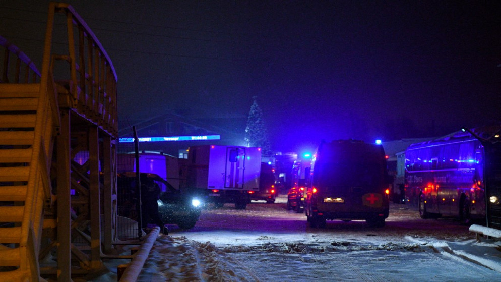 عمال إنقاذ في منجم فحم بمنطقة كيميروفو بالقرب من بلدة بيلوفو بعد وقوع الحادثة، 25 نوفمبر 2021. (أ ف ب)