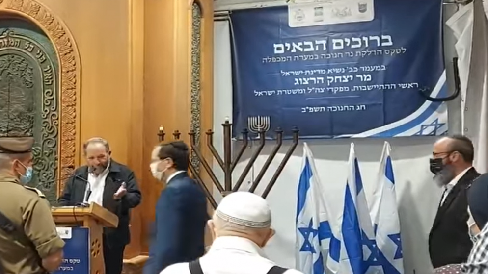 الرئيس الإسرائيلي إسحق هرتسوغ خلال اقتحامه الحرم الإبراهيمي الشريف في الخليل.(وفا)
