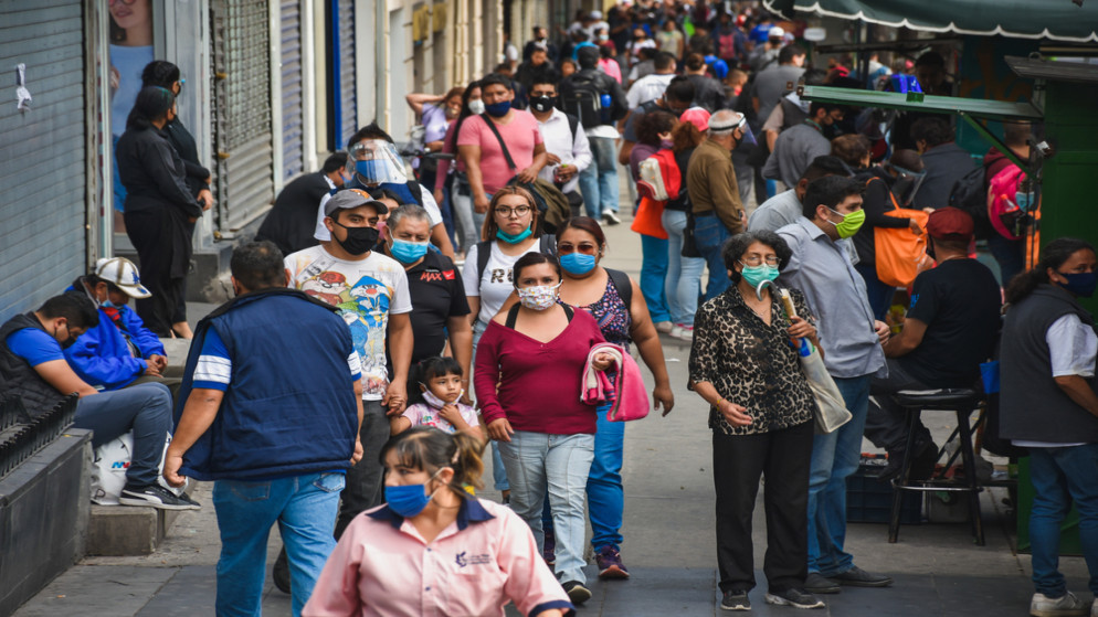 أشخاص يسيرون وسط مدينة المكسيك بعضهم يرتدي كمامة للوجه، مكسيكو سيتي، المكسيك، 28 تموز/يوليو 2020. (shutterstock)