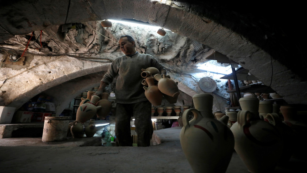 الفلسطيني جمال الفاخوري يصنع إناء في مصنع صلصال قرب جنين في الضفة الغربية المحتلة. 28/11/2021. (محمد تركمان/ رويترز)
