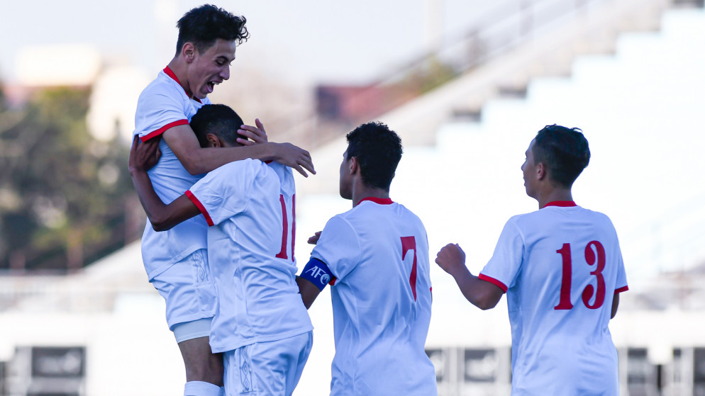 احتفال لاعبي منتخب الناشئين لكرة القدم بتسجيل هدف في مرمى البحرين. (اتحاد كرة القدم)