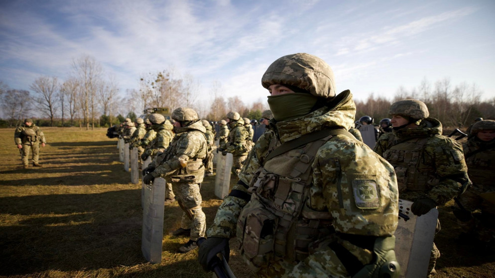 أفراد من خدمة حرس الحدود الأوكرانية، أوكرانيا. 11 تشرين الثاني/ نوفمبر 2021. (رويترز)