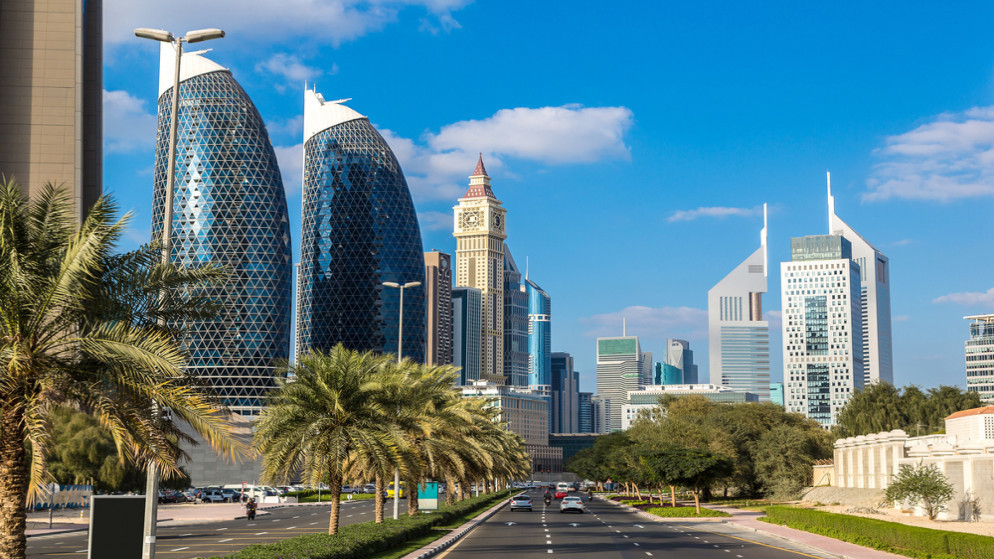 ناطحات سحاب في دبي في يوم صيفي. (shutterstock)