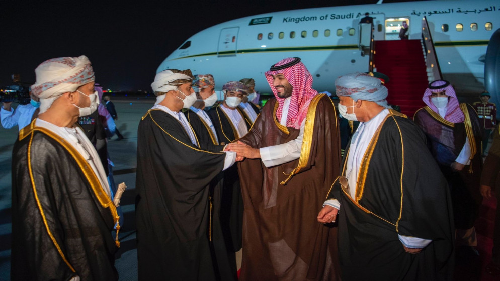 وصول ولي العهد السعودي الأمير محمد بن سلمان إلى سلطنة عُمان. (وكالة الأنباء السعودية "واس")