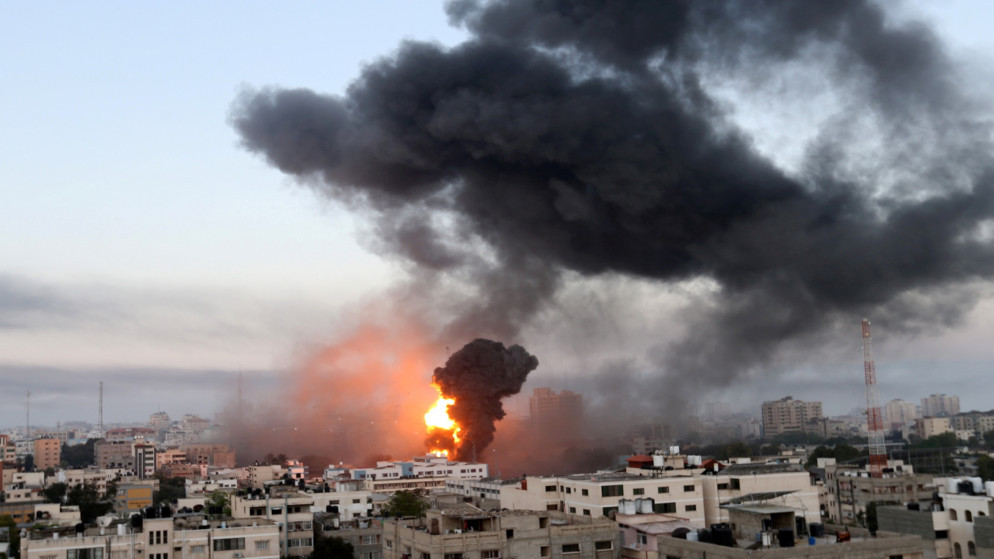 صورة أرشيفية لتصاعد الدخان بعد قصف إسرائيلي على قطاع غزة. (رويترز)