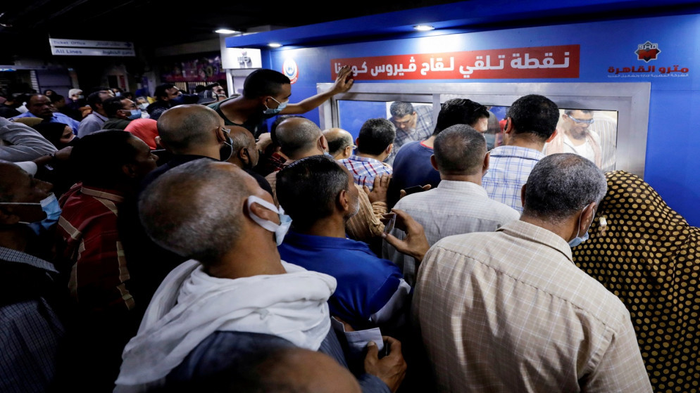 مصريون ينتظرون تلقي جرعة من لقاح فيروس كورونا في مركز بمحطة مترو السادات في القاهرة.14/11/2021. (رويترز)