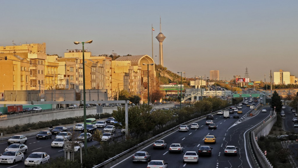 سيارات على طريق سريع مع خلفية برج ميلاد للاتصالات في العاصمة الإيرانية طهران .8 ديسمبر 2021.(أ ف ب)