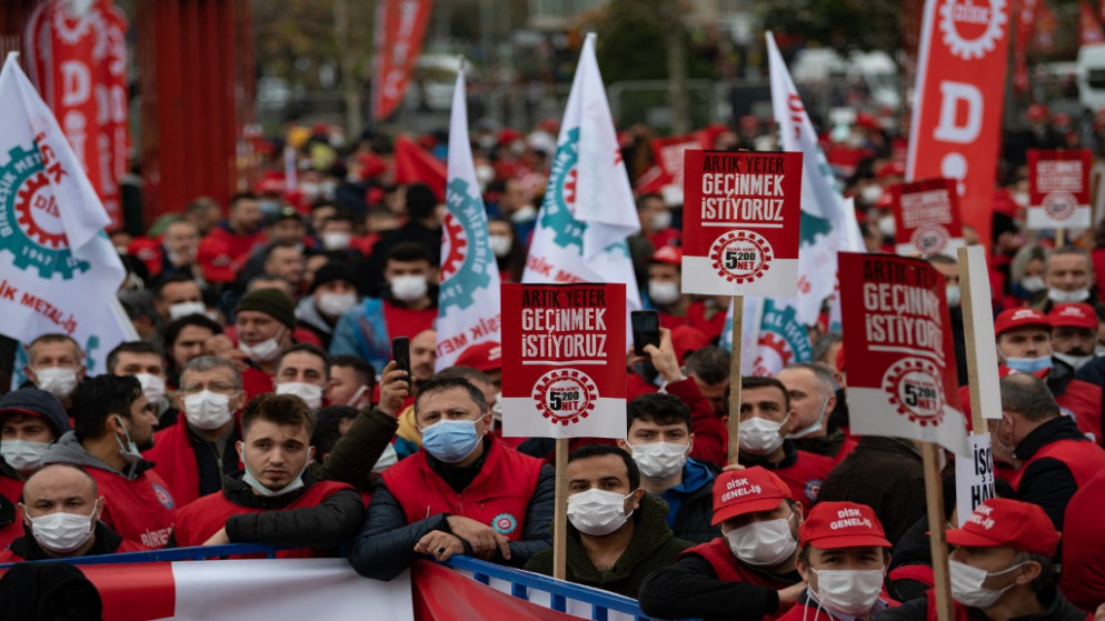 مشاركون في تظاهرة ضد الحكومة التركية في إسطنبول. (أ ف ب)