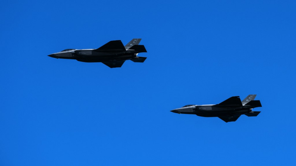 طائرتان مقاتلتان تابعتان لسلاح الجو الأميركي من طراز Lockheed Martin F-35 تحلقان فوق شاطئ Houlgate ، شمال غرب فرنسا. 6 يونيو 2021. (أ ف ب)