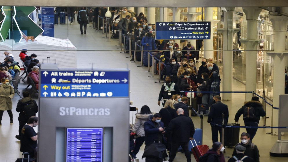 يصطف الركاب لركوب القطارات في لندن، في اليوم الأخير قبل فرض قيود جديدة على المسافرين لمكافحة انتشار كورونا، 17 ديسمبر 2021. (أ ف ب)