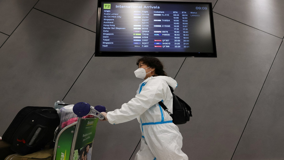 ركاب يصلون إلى مطار ملبورن الدولي، حيث أعيد فتح الحدود الدولية للمهاجرين والطلاب الأجانب بعد حظر استمر قرابة عامين على دخولهم. 15/12/2021. (رويترز)