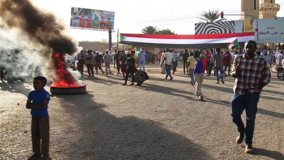 متظاهرون يتجمعون خلال مظاهرة للمطالبة بالحكم المدني في العاصمة السودانية مدينة أم درمان. 13 ديسمبر 2021. (أ ف ب)