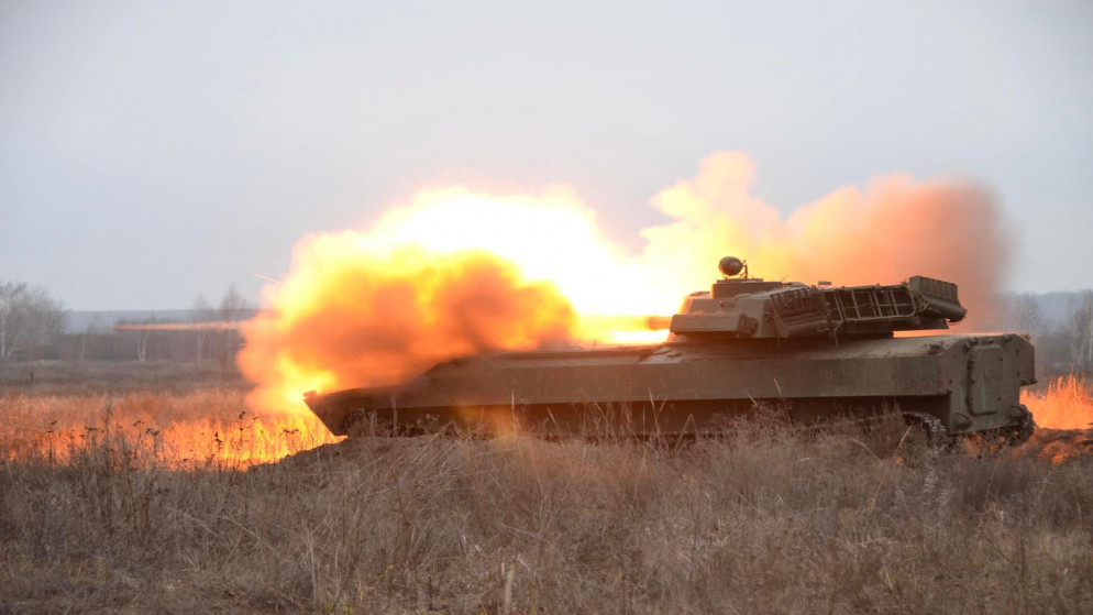 قذائف هاوتزر ذاتية الدفع أثناء تدريبات على القصف المدفعي تابعة للقوات المسلحة الأوكرانية في ميدان رماية في مكان غير معروف بشرق أوكرانيا، 17 كانون الأول/ديسمبر 2021. (رويترز)