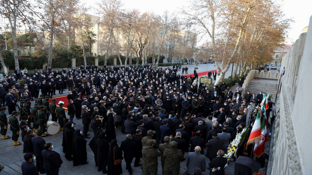 مشيعون يحضرون مراسم جنازة السفير الإيراني في اليمن حسن إيرلو في طهران، إيران، 21 ديسمبر 2021. (رويترز)