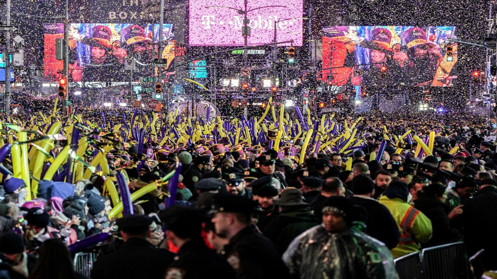 أشخاص يحتفلون بليلة رأس السنة الجديدة في تايمز سكوير في حي مانهاتن بمدينة نيويورك بالولايات المتحدة، 31  كانون الأول/ديسمبر  2019. (رويترز)