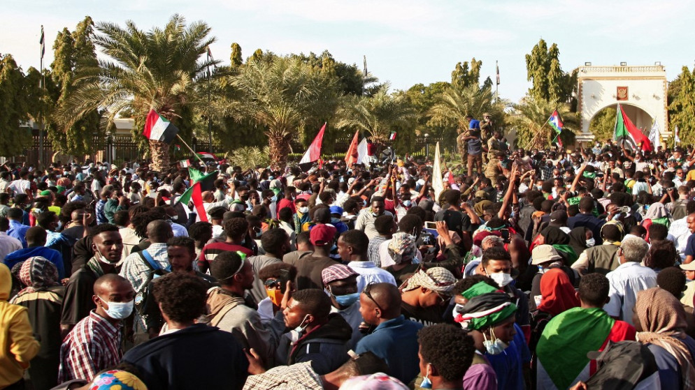 سودانيون يتظاهرون قرب القصر الجمهوري في الخرطوم. 19 كانون الأول/ديسمبر 2021. (أ ف ب)