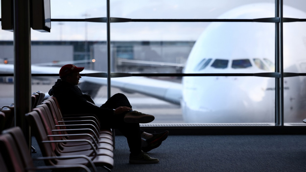 راكب ينتظر رحلته داخل المبنى رقم 2 في مطار باريس شارل ديغول في رواسي أون فرانس بالقرب من باريس، فرنسا، 2 كانون الأول/ديسمبر 2021. (رويترز)