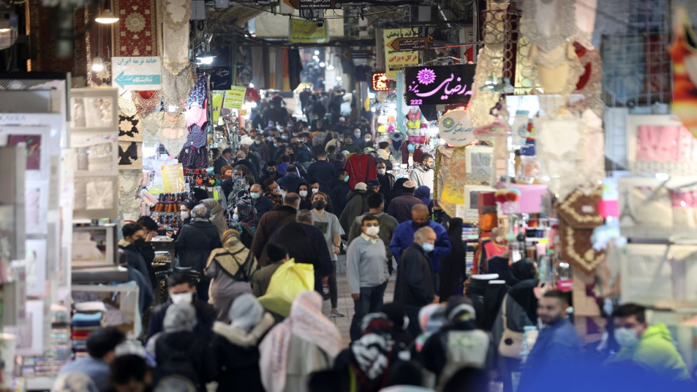 أشخاص يمشون في سوق طهران، إيران، 29 نوفمبر 2021. (رويترز)