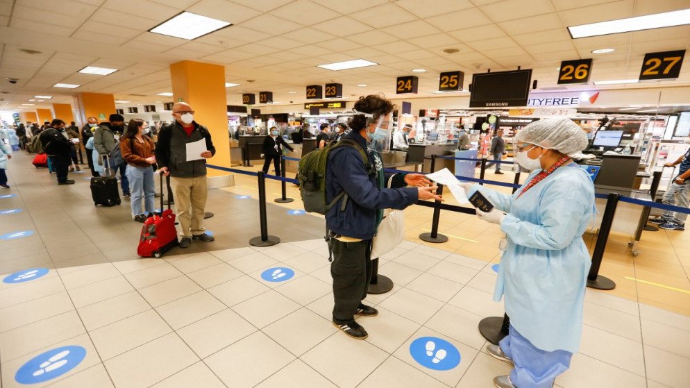 عملية فحص للقادمين في مطار في البيرو. (أ ف ب)