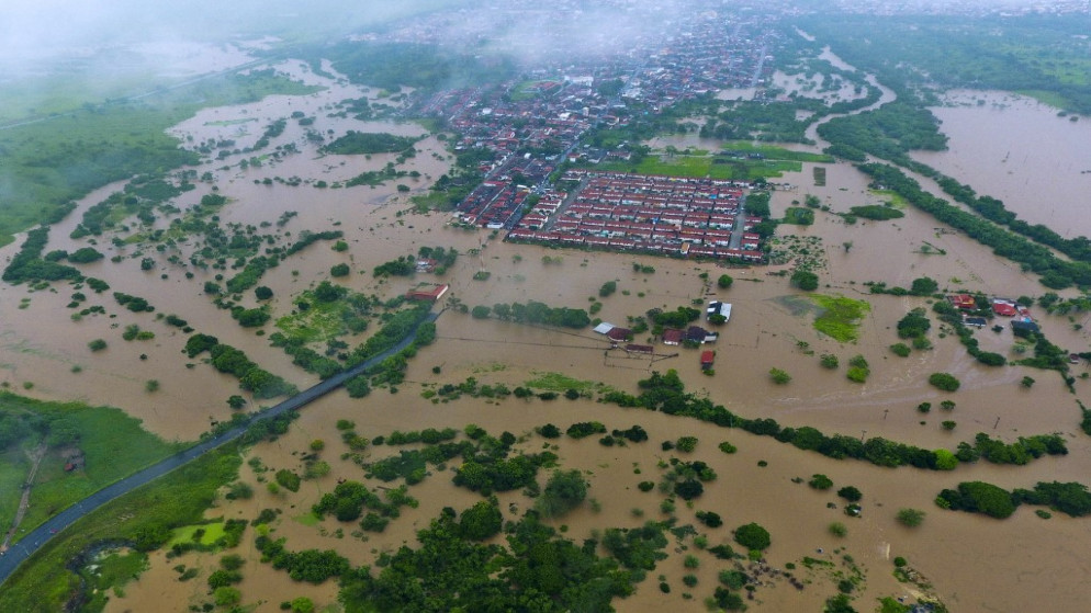 منظر جوي للفيضانات الناجمة عن الأمطار الغزيرة في إيتابيتنجا ، ولاية باهيا ، البرازيل .26 ديسمبر 2021.(أ ف ب)