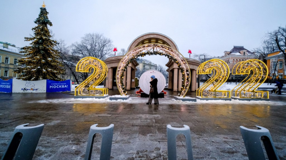 زينة رأس السنة الجديدة أمام محطة مترو كروبوتكينسكايا في موسكو .29 ديسمبر 2021.(أ ف ب)