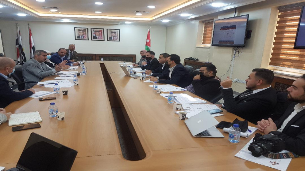 وزير الطاقة والثروة المعدنية صالح الخرابشة خلال لقاء جمعه بعدد من شباب المعهد السياسي لإعداد القيادات الشبابية. (وزارة الطاقة)