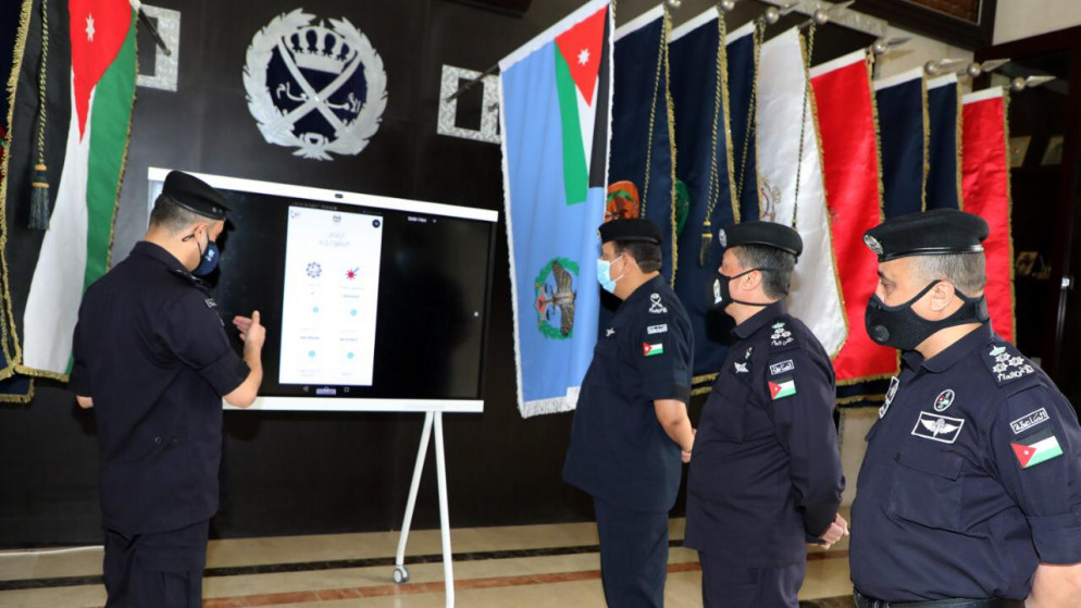 مدير الأمن العام اللواء حسين الحواتمة يطلق التطبيق الإلكتروني 911. (المملكة)
