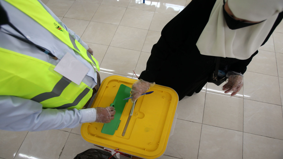 صورة أرشيفية لانتخابات تجريبية للانتخابية النيابية أجريت في إحدى مدارس عمّان بإجراءات تقي من الإصابة بفيروس كورونا المستجد. (صلاح ملكاوي / المملكة)