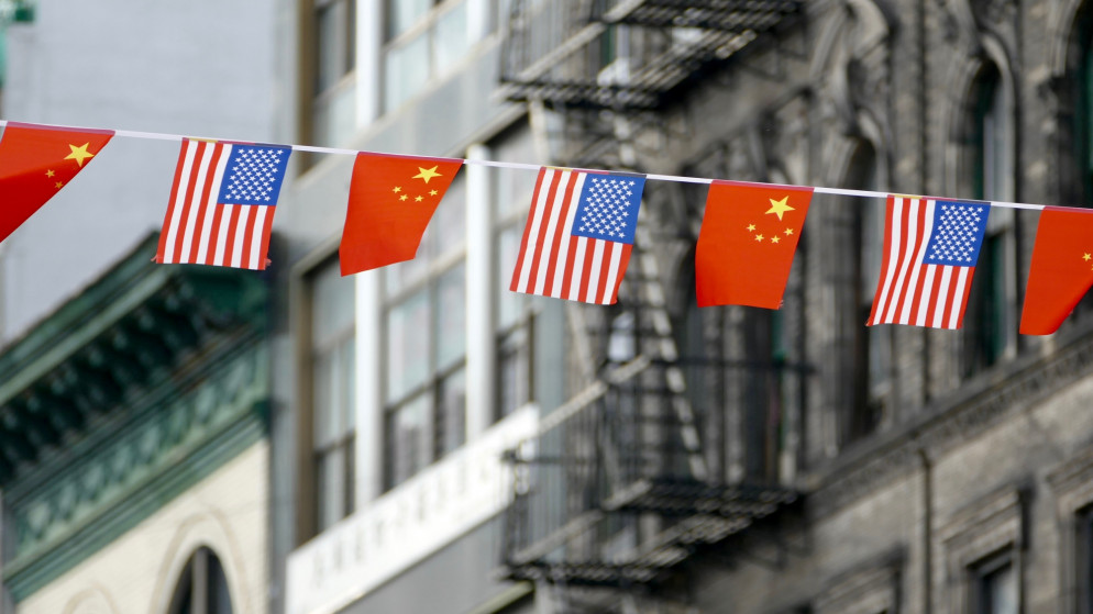 أعلام للولايات المتحدة والصين. (shutterstock)