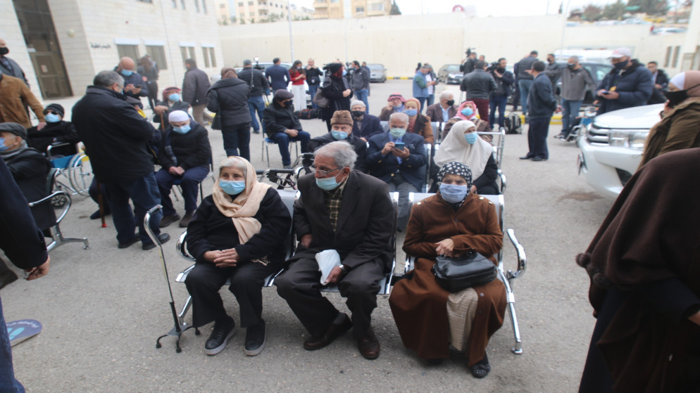 مواطنون ينتظرون دورهم لتلقي اللقاح المضاد لفيروس كورونا المستجد في عمّان. (صلاح ملكاوي / المملكة)