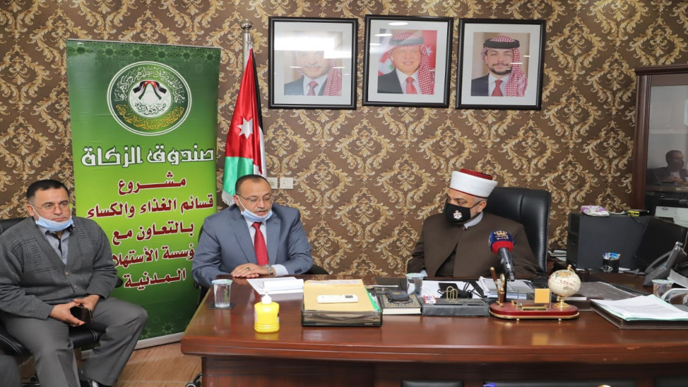 وزير الأوقاف والشؤون والمقدسات الإسلامية محمد الخلايلة خلال رعايته اليوم الخيري الذي نظمه صندوق الزكاة. (بترا)