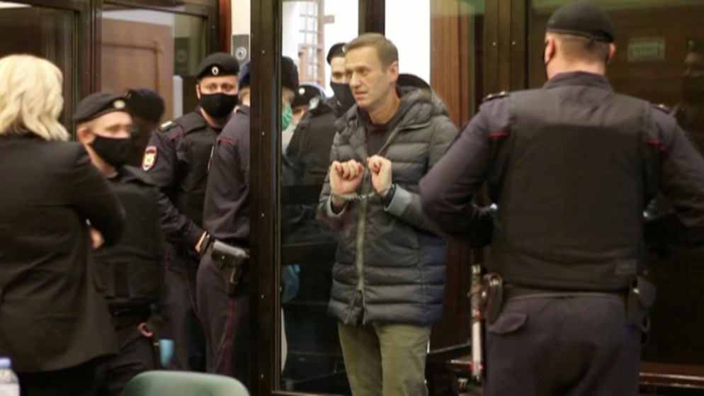 المعارض الروسي أليكسي نافالني مكبل اليدين، متهما بانتهاك شروط عقوبة الاختلاس مع وقف التنفيذ ، قبل جلسة استماع في موسكو، روسيا، 2 شباط/فبراير 2021. (رويترز)