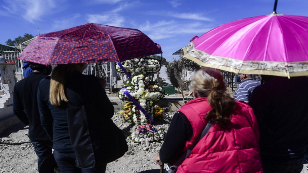 أقارب يحضرون مراسم دفن شخص توفي بكوفيد-19 في المكسيك. 02/02/2021. (أ ف ب)