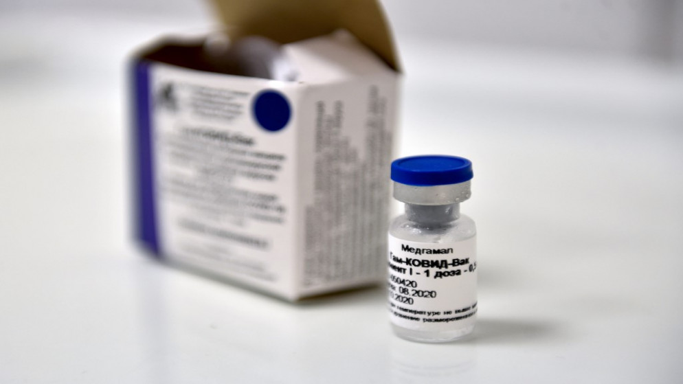 عبوة زجاجية تحتوي على اللقاح الروسي المضاد لفيروس كورونا المستجد (سبوتنيك في). 10/09/2020. (ناتاليا كوليسنيكوفا / أ ف ب)